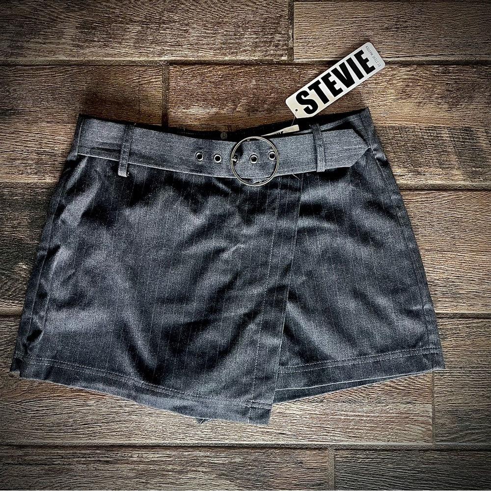 Stevie by Steve Madden gray with tiny silver pinstripes skort M juniors